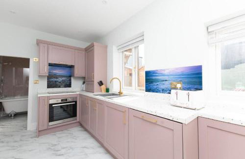 2 Seaside Bedroom home, Garden, 6 guests, Parking, Contractors-Families welcome - Photo 11