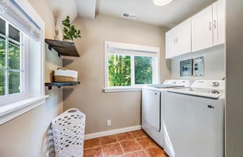 Hillside Cottaga- Private pond, hot tub, game room, by ONP - Foto 16