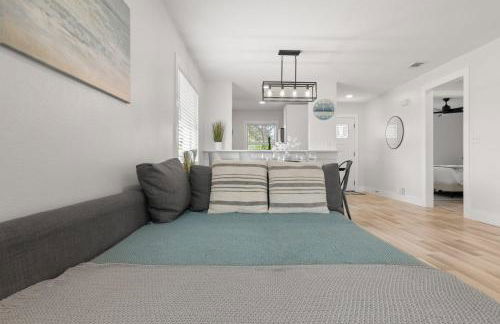 Relaxing 2BR Florida Home Close to Beach - Photo 39