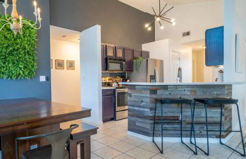 Stylish Villa Retreat with Pool - Photo 12