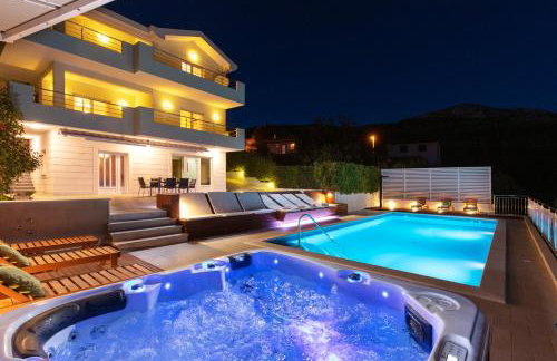 Luxury Villa Lovric with private heated pool, Jacuzzi, Sauna and private tavern - Foto 1