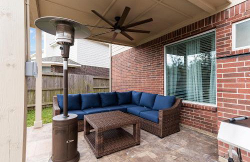 Upscale 4BR Cypress Home w Pool, Hot Tub, Theater, Sleeps 20 - Foto 14