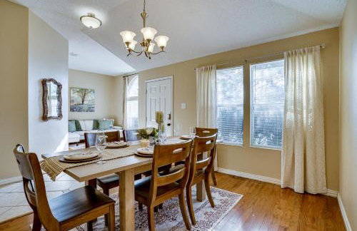 Family Getaway with Fenced Yard in Haltom City! - Foto 2