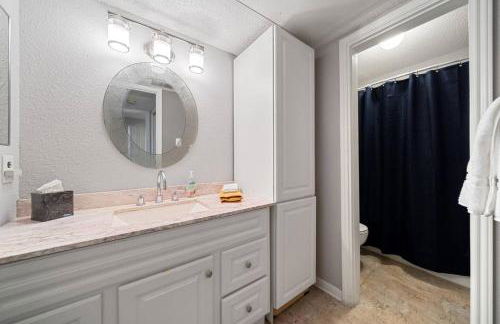 Central Condo 1BR 1BA, Private Patio and Fenced Yard w Parking by Austin Vacay - Foto 20