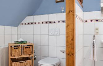 GUT KLETKAMP "Storchennest" - Ferienwohnung im Schlossturm mit 3 Schlafzimmern I Panorama-Turmzimmer mit Naturblick I Gemeinschaftsgarten I 15 Min zur Ostsee I Küche I Parkplatz I WLAN - Foto 11