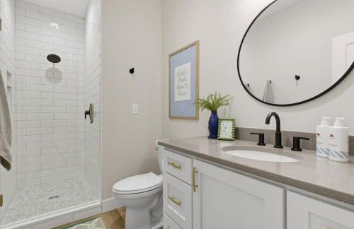 Modern Lakefront Escape | The Twelve - Foto 34