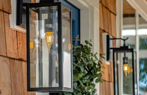 Downtown | Gorgeous | Pet Friendly! - Photo 4