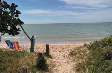 ESPAÇO PÉROLA GUANABARA, 70 Metros do Mar, 4 Suítes independentes COM AR, Área Gourmet Integrada com Piscina,Churrasqueira, 900 Metros de CASTELHANOS, ideal para FAMÍLIAS E AMIGOS - Foto 39