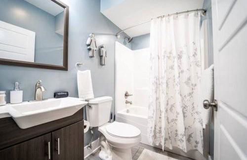 Contemporary 2BR2BA w-King - Den - Private Entry-Yard - Foto 28