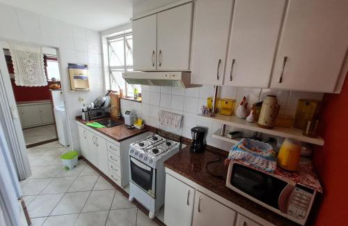 Casa Super Agradável, 250 metros da praia da Areia Preta, cinco quartos com ar, wifi, garagem, completa - Foto 5