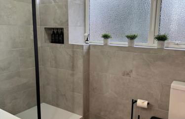 Cherry Blossom Apartment - 3 bed, parking, garden - Photo 9