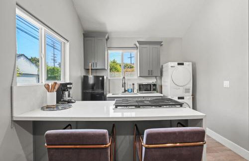 New Modern Cozy Guest House, Parking, Pet Friendly in Mar Vista! - Photo 9