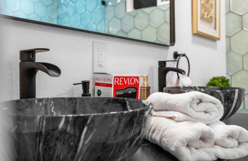 Entire Private Home with 4 Bedrooms 3 Bathrooms, Big Yard, View, , King Bed, 10 Parking, Available Now - Foto 72