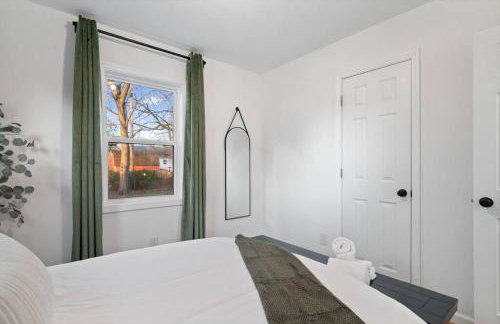 Urban Oasis Cozy Home Near Downtown with Game Room and Firepit - Foto 32