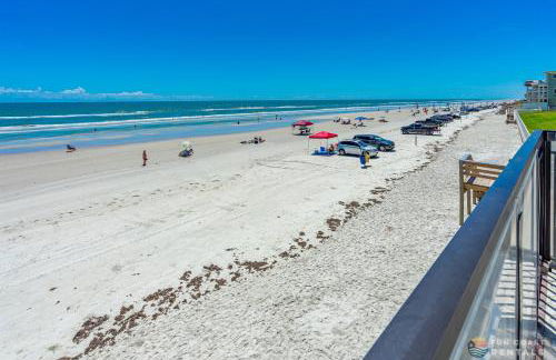 Ocean View Balcony just STEPS to the Beach with Pool, Parking and Wi-Fi! - Foto 19