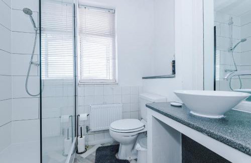 Luxury 3-Bedroom Apartment with 75-Inch TV, Fireplace & Terrace near Manchester Airport - Photo 23