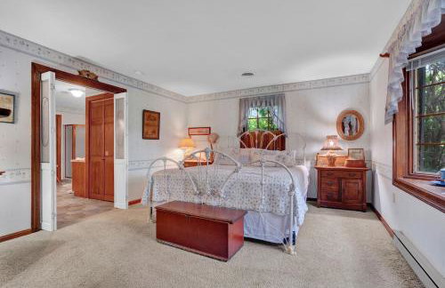 Spacious Antique Charm Home by Leavetown Vacations - Foto 18