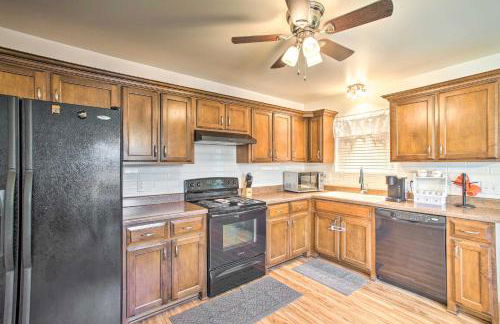 Charming Springfield Escape with Furnished Deck - Foto 11