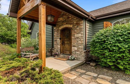 Gorgeous 5 Bdr with Hot Tub - Walk to Holi-Mont! - Foto 20