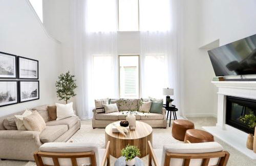 Luxe Living 4-bedroom with fireplace & game room - Photo 5