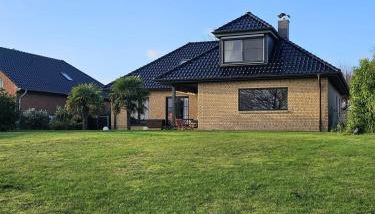 Großes Ferienhaus in traumhafter Lage mit Seeblick - Erholung garantiert - Foto 2, Garden view
