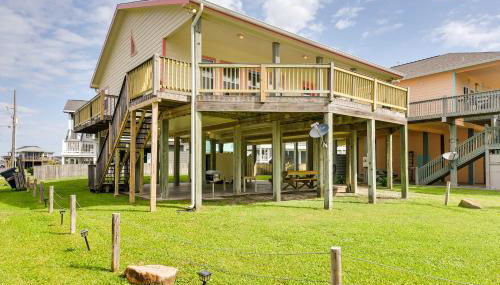 Walk to Crystal Beach! Family Retreat with Deck - Foto 3