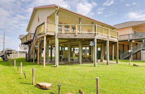 Walk to Crystal Beach! Family Retreat with Deck - Foto 3