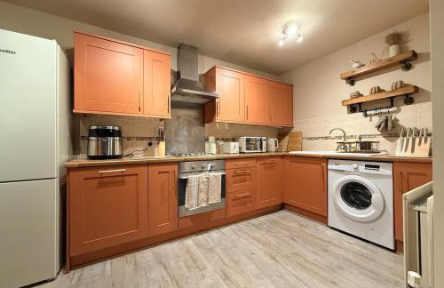 Luxury 2bed Sleeps 4 Flat Nr White Rose w Free Parking, Desks and Fast WiFi - Foto 17