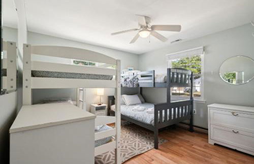 Cozy 2BR Condo - Beachside Bliss with Yard Space condo - Foto 17