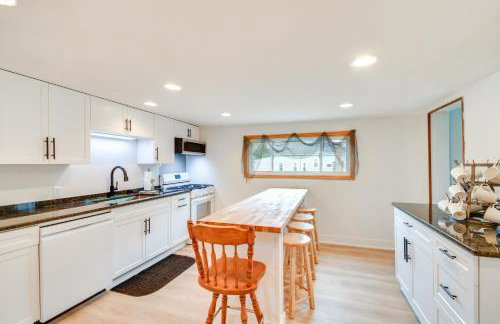 Walk to Beach! Sodus Point Escape with Private Yard - Foto 8