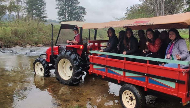Atravessando o rio de trator