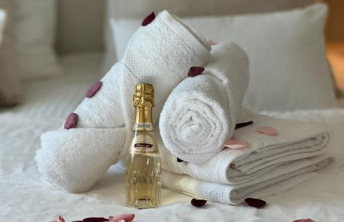 Cocon Blanc câlin avec Jacuzzi privatif - LoveRoom Insolite - Foto 20