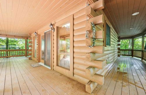 Cozy Creekside Cabin with Wraparound Porch home - Foto 22