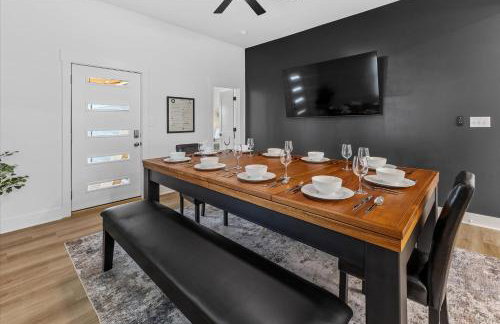 Farm House DT Indy with Pool Table - Photo 12