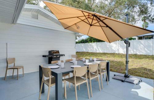 Mid-Century Lakeland Home with Game Room! - Foto 24