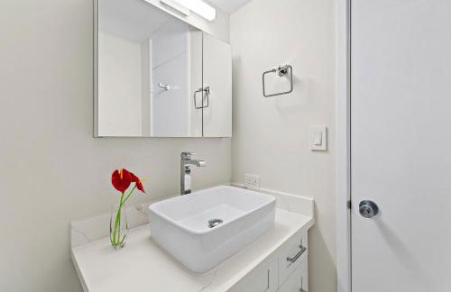 Stunning 1BR Ocean View Condo at Ilikai Marina - Foto 42