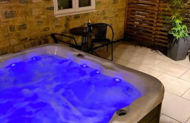 Tranquil retreat with hot tub - Photo 8