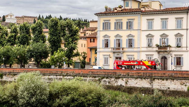 L'autobus mentre attraversa la città