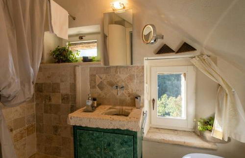 Medieval Tower In Sibillini Mountains Park - Foto 21