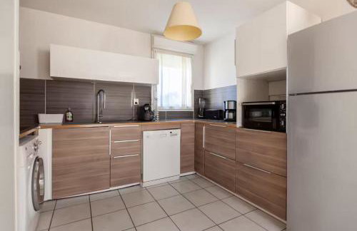 LE BLEU CAMARGUE - T3 EN DUPLEX CLASSÉ 3 ETOILES - CLIM - ARRIVÉE AUTONOME - Piscine privative à la résidence - Parking Gratuit - Wifi FIBRE - Animaux acceptés - Idéale Famille couple télétravail - Foto 6