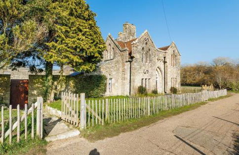 The Old Abbey Farmhouse - Stay at Quarr Abbey Monastery - Pet-Friendly Farmhouse with History & Countryside Views, surrounded by woodland & nature - Photo 12
