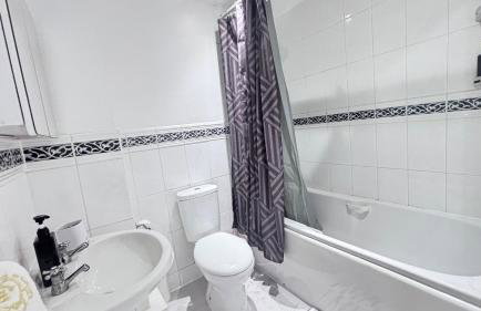 Spacious 2-Bed Family Flat in Wimbledon Near Tube - Foto 21