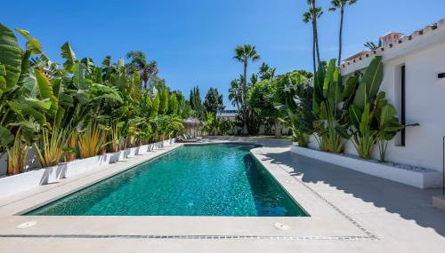 Villa Peman Luxurious Beachside Villa - Photo 5