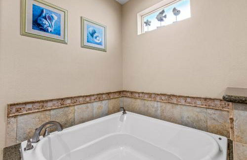 Beachfront Hideaway! Luxury Beachfront, SwimSpa, Game Room, Firepit by Bolivar Vacations - Foto 44