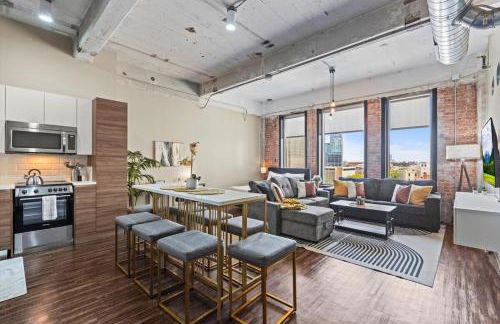 Heart of Downtown Dallas 2BR 2BA Getaway - Photo 20