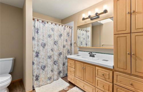 Beautiful Private Lake Lodge with Private Dock and Mountain Views - Foto 23