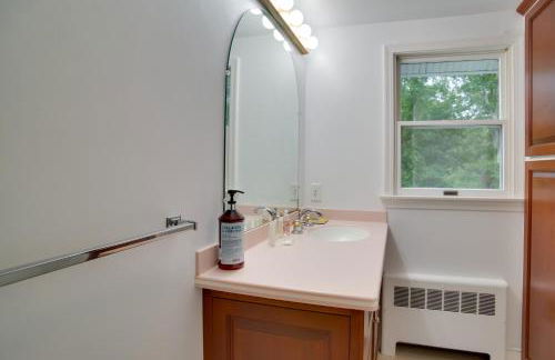 Deck and Grill, Walk to Beaches! Falmouth Retreat - Foto 28