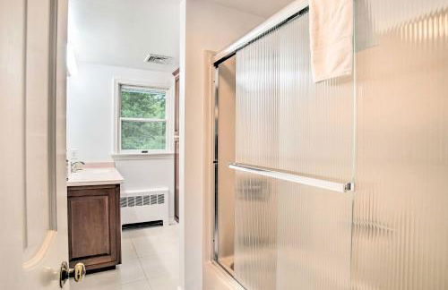 Deck and Grill, Walk to Beaches! Falmouth Retreat - Foto 67