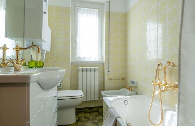 Charming 4-bed Apartment -lake Views & Balconies - Foto 15