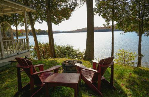 Charming 1-bedroom Waterfront Cottage in Morgan VT - Foto 2